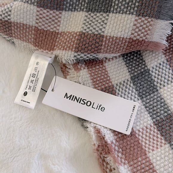MINISO LIFE || Checked/Plaid Fringe Hem Scarf. - Picture 4 of 6